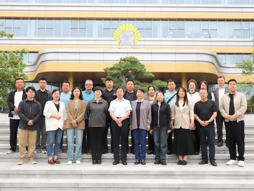 烏拉特中旗人大常委會(huì)副主任龐龍湖一行蒞臨中華味谷花帝公司考察