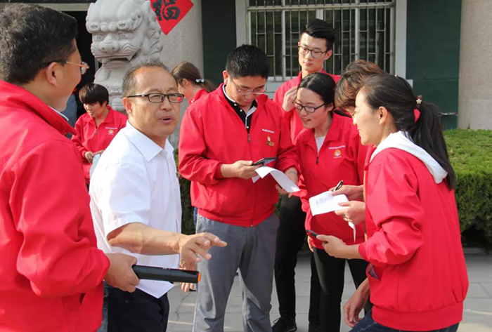 競賽組很忙，他們組織人員比賽，指定裁判，制定比賽規(guī)則